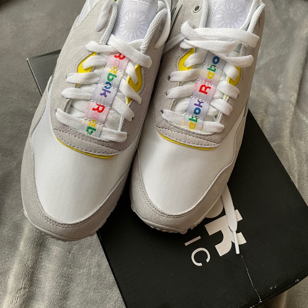 SoulCycle x Reebok Exclusive White/Grey Sneaker - Picture 11 of 13